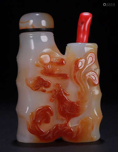 AN AGATE SNUFF BOTTLE CARVED WITH ROOSTER