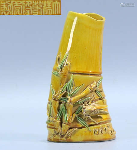 A YELLOW GLAZE VASE SHAPED WITH BAMBOO