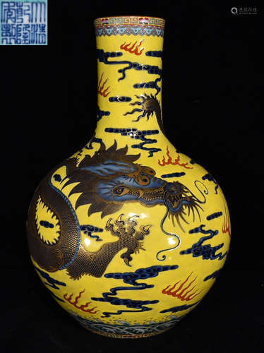 A FAMILLE ROSE GLAZE VASE WITH DRAGON PATTERN