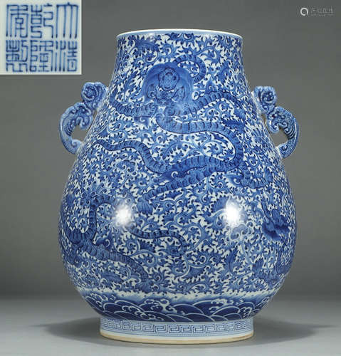 A BLUE&WHITE GLAZE VASE WITH DRAGON PATTERN