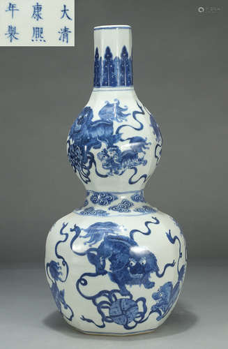 A BLUE&WHITE GLAZE VASE PAINTED WITH LION