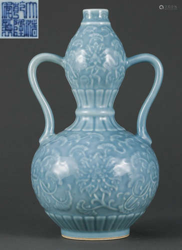 A BLUE GLAZE VASE WITH FLOWER PATTERN