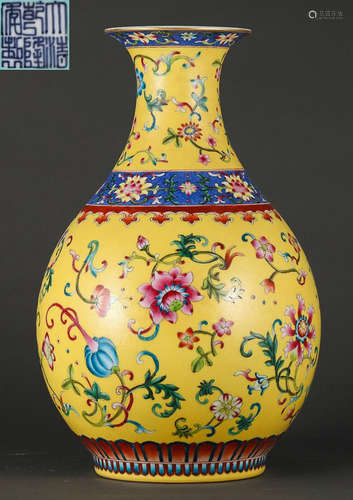 A YELLOW BASE FAMILLE ROSE GLAZE VASE WITH FLOWER PATTERN