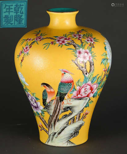 A YELLOW BASE FAMILLE ROSE GLAZE VASE WITH FLOWER PATTERN