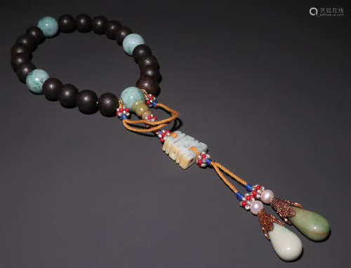 A CHENXIANG WOOD STRING BRACELET WITH 18 BEADS