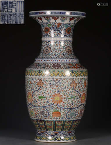 A DOUCAI GLAZE VASE WITH FLOWER PATTERN