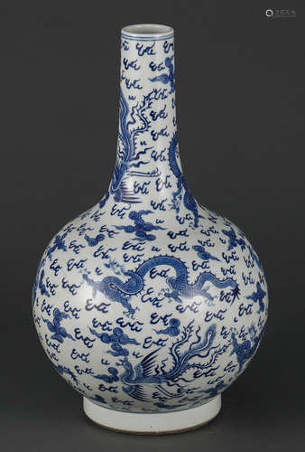 A BLUE&WHITE GLAZE VASE PAINTED WITH DRAGON&PHOENIX