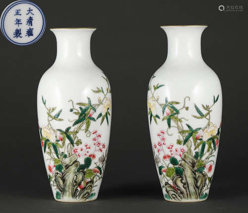 PAIR OF WUCAI GLAZE VASE WITH FLOWER PATTERN