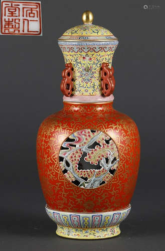 A FAMILLE ROSE GLAZE VASE WITH FLOWER PATTERN