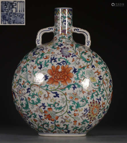 A DOUCAI GLAZE VASE WITH FLOWER PATTERN