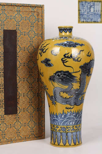 A BLUE&YELLOW GLAZE VASE WITH DRAGON PATTERN