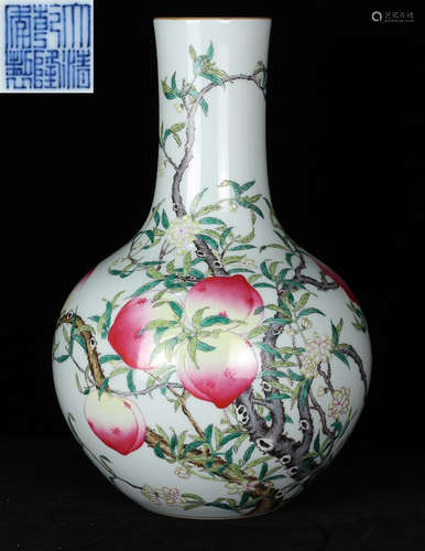 A FAMILLE ROSE GLAZE VASE PAINTED WITH PEACH