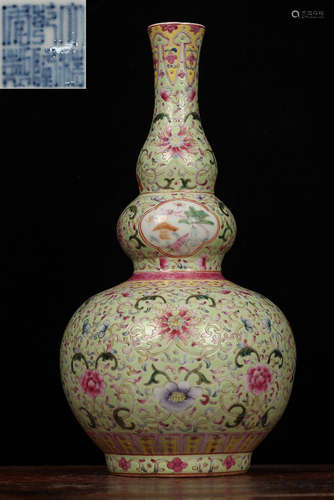 A FAMILLE ROSE GLAZE GOURD VASE WITH FLOWER PATTERN