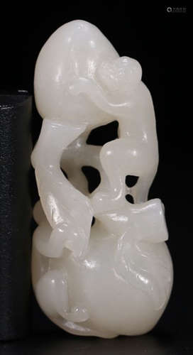 A HETIAN JADE PENDANT CARVED WITH MONKEY&PEACH