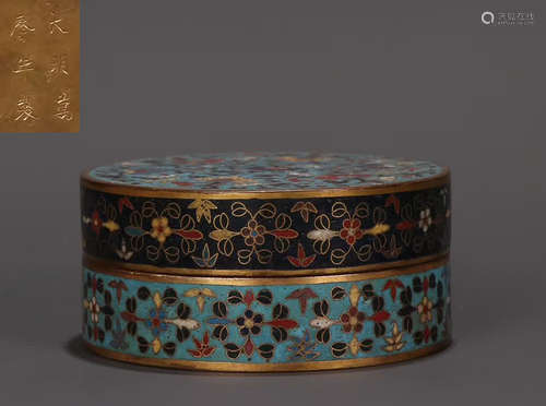 A CLOISONNE BOX WITH FLOWER PATTERN