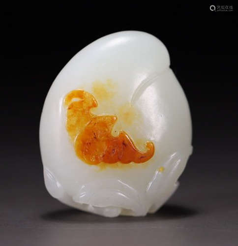 A HETIAN JADE PENDANT SHAPED WITH PEACH