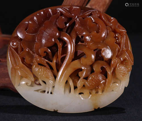 A HETIAN JADE PENDANT HOLLOW CARVED WITH CRANE