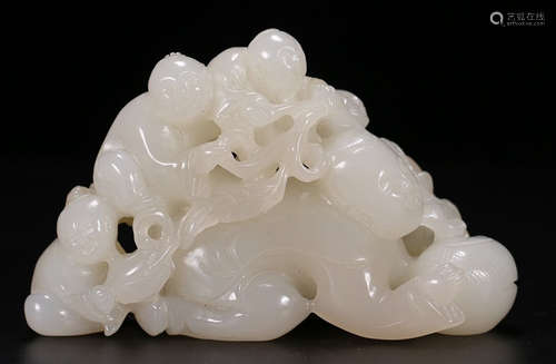 A HETIAN JADE PENDANT CARVED WITH FIGURE