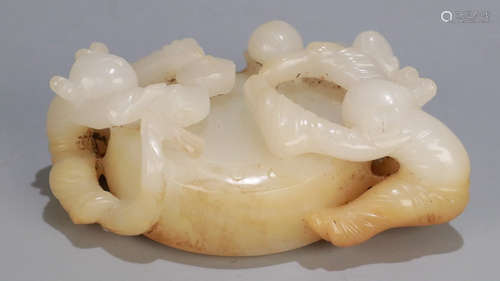 A HETIAN JADE PENDANT CARVED WITH FIGURE