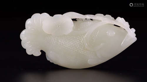 A HETIAN JADE PENDANT SHAPED WITH FISH