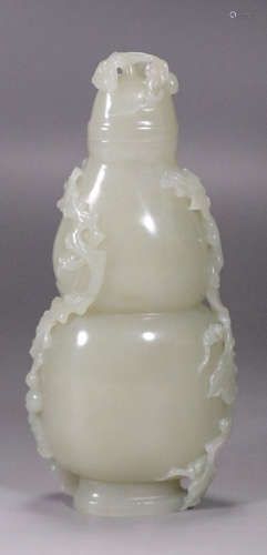 A HETIAN JADE GOURD VASE WITH COVER