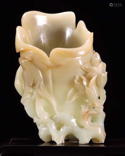 A HETIAN JADE VASE CARVED WITH FLOWER