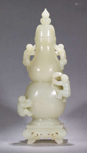 A HETIAN JADE GOURD VASE CARVED WITH FIGURE