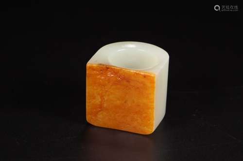 A Hetian Jade Thumb Ring