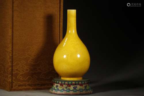 A Yellow Glaze Dragon Carved Vase