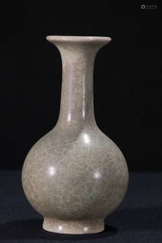 A Guan Kiln Ice Pattern Vase