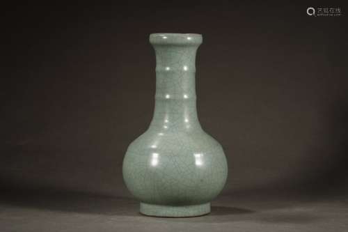 A Guan Kiln Vase