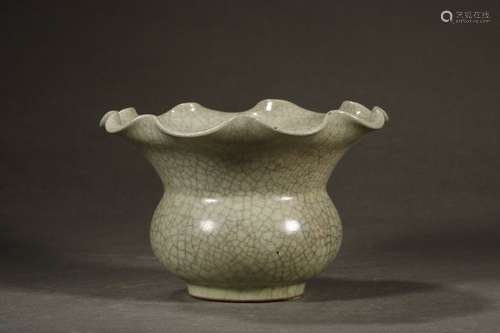 A Ge Kiln Floral Carved Bowl