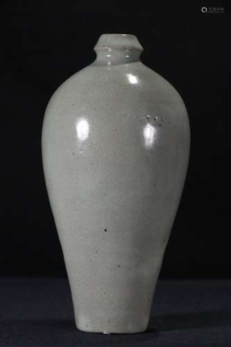 A Ru Kiln Pea Green Glaze Vessel