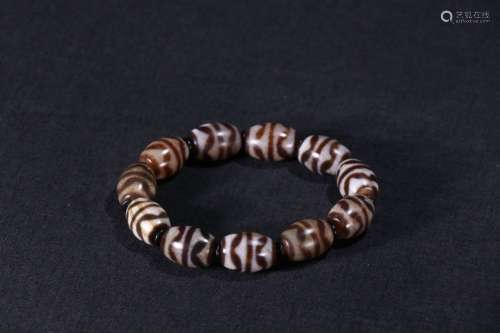 A Tibetan Dallow Dzi Bracelet