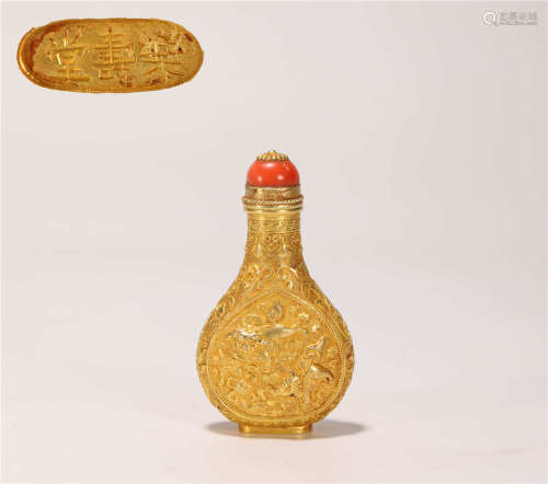 Gold Snuff Bottle with Dragon Grain from Qing清代純金龍紋獅子繡球鼻煙壺