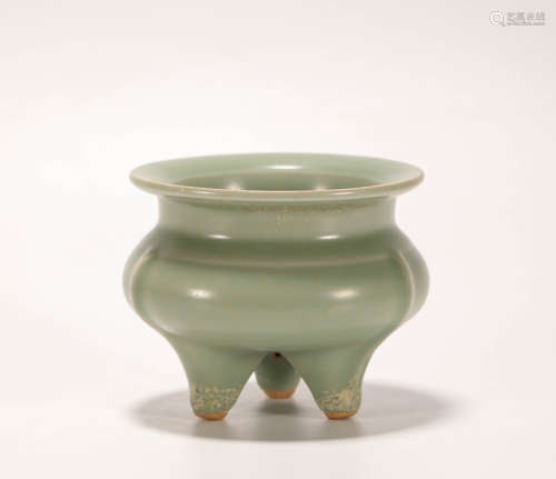 LongQuan Three footed Censer from Song宋代龍泉三足香爐