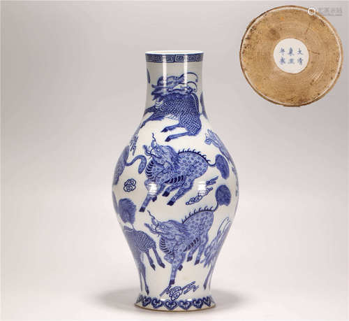 White and Blue Porcelain Vase from Qing清代青花麒麟紋賞瓶