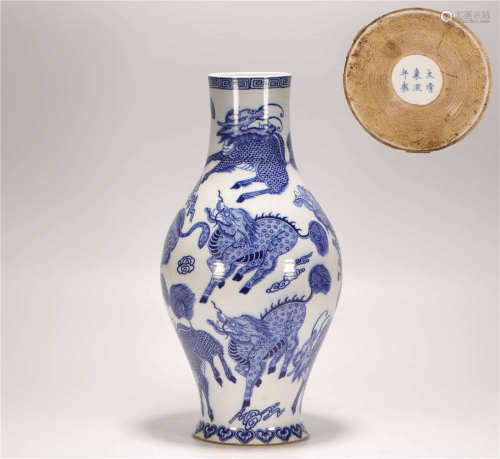 White and Blue Porcelain Vase from Qing清代青花麒麟紋賞瓶