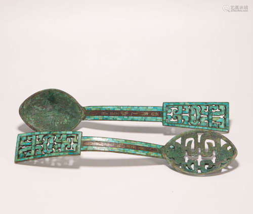 A Pair of Bronze Inlaying with Tophus Spoon from Han漢代青銅鑲嵌綠松石湯勺一對