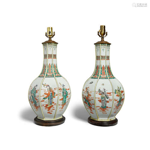 A pair of famille-verte octagonal stick neck vases Late Qing/Republic period