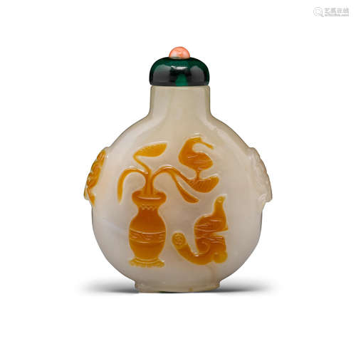 A carved cameo chalcedony snuff bottle 1860-1940