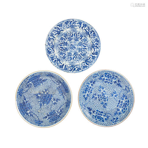 A set of three blue and white porcelain dishes 18th/19th century