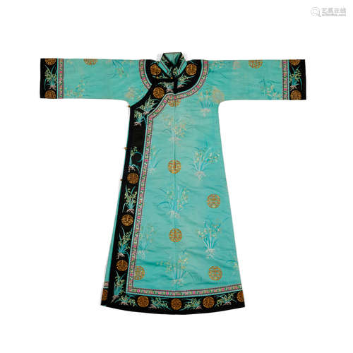 An embroidered green silk informal robe Late Qing/Republic period