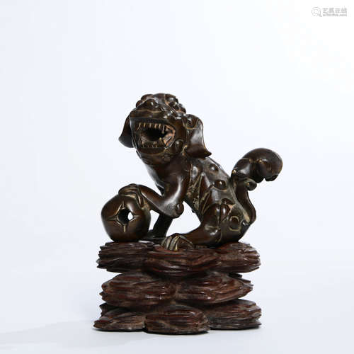 A Copper Lion Ornament with a Pedestal