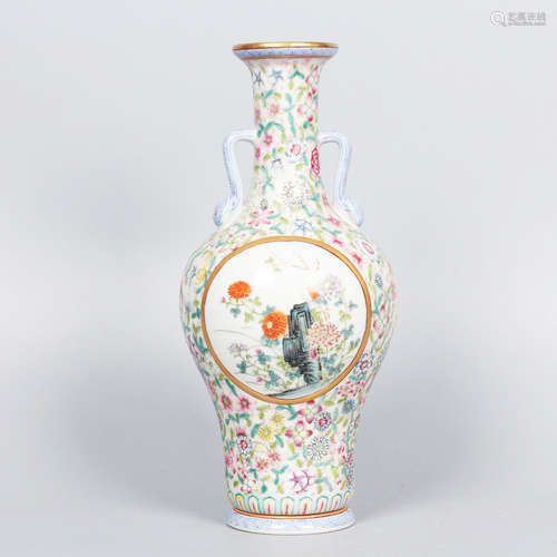 A Double-eared Interlocking Flower Porcelain Vase