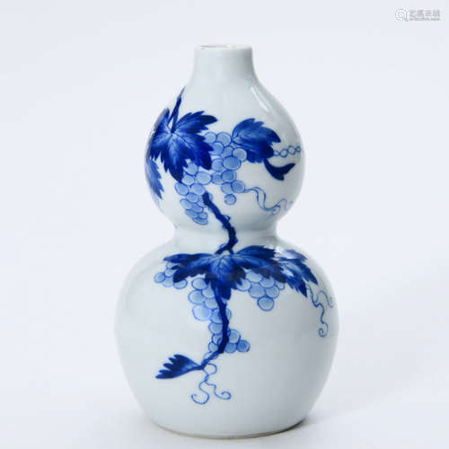 A Blue and White Grape Porcelain Gourd-shaped Vase