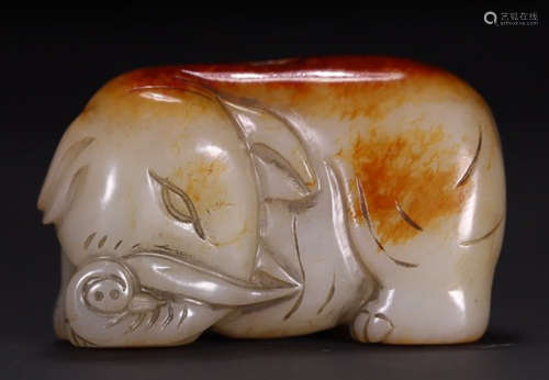 A HETIAN JADE CARVED ELEPAHNT SHAPED PENDANT