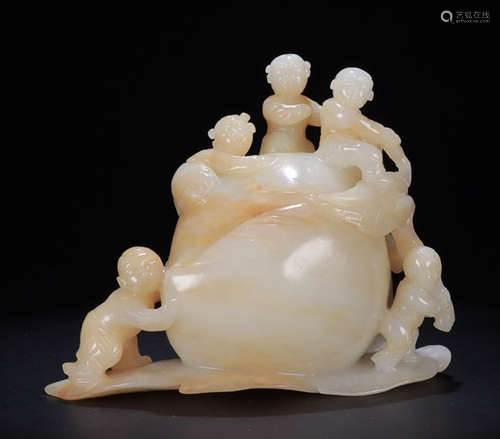 A HETIAN JADE CARVED FIGURE SHAPED PENDANT