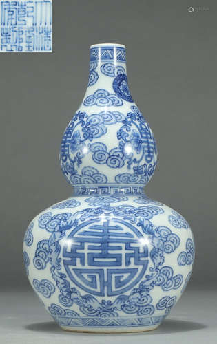 DAQINGQIANLONGNIANZHI MARK BLUE&WHITE GLAZE VASE