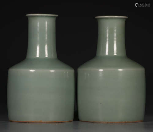 A LONGQUAN GLAZE VASE